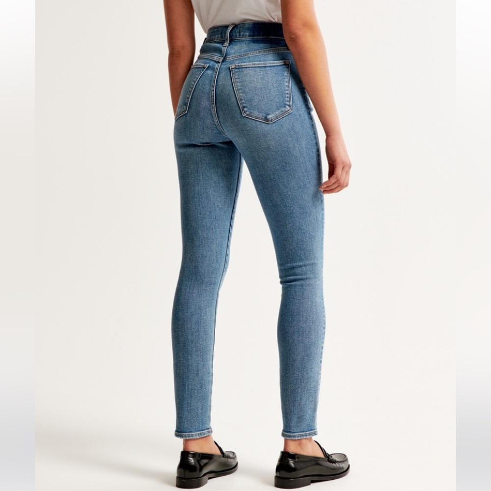 NWT - Abercrombie - Women's High Rise Skinny Jean in
Medium Wash - Size 32XL - Picture 5 of 12